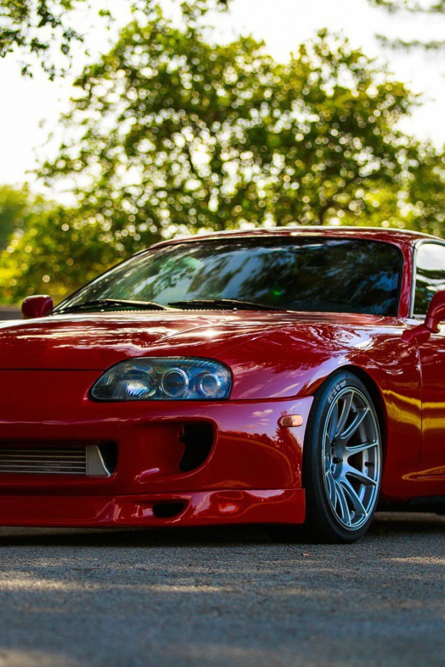 Красная Toyota Supra
