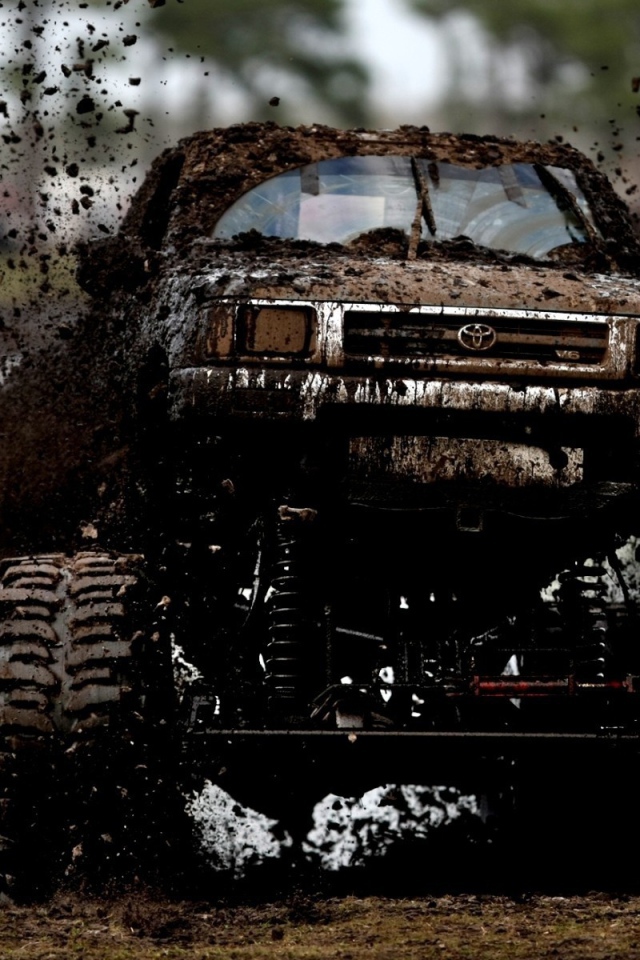 Внедорожник Тойота покрытый грязью