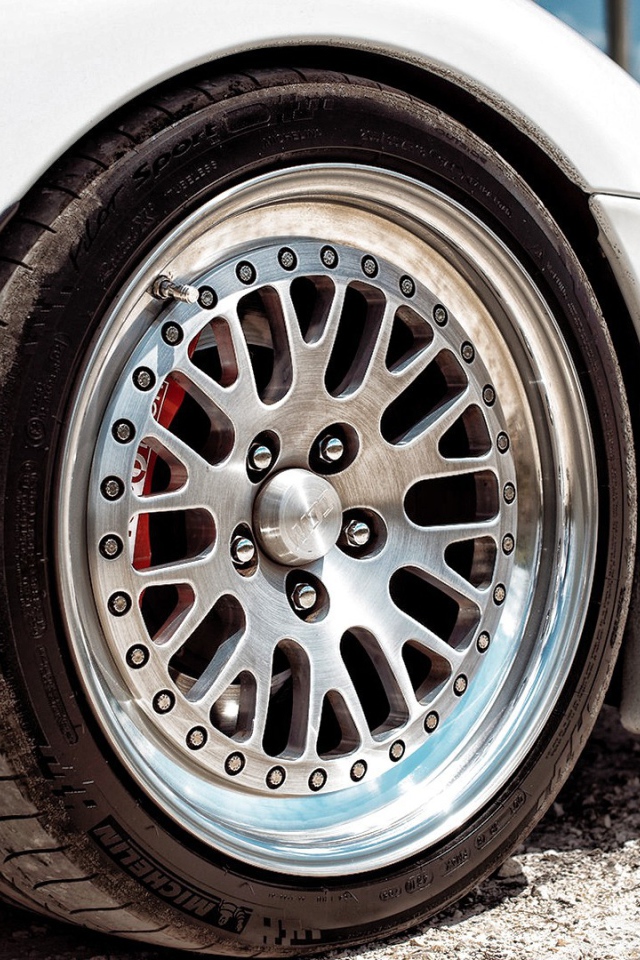 Колесо белой Toyota Supra