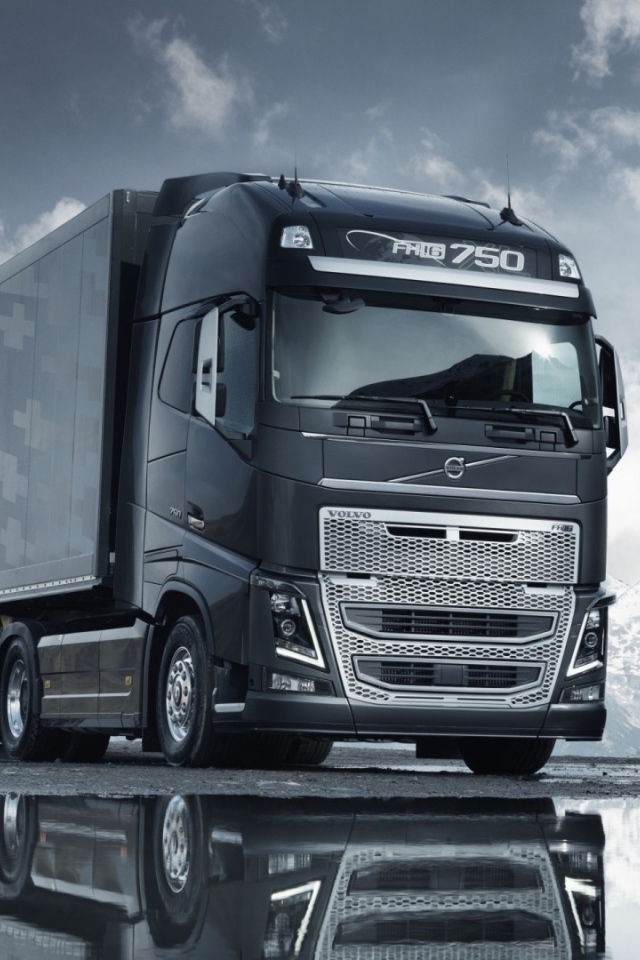 Черно белое фото тягача Volvo