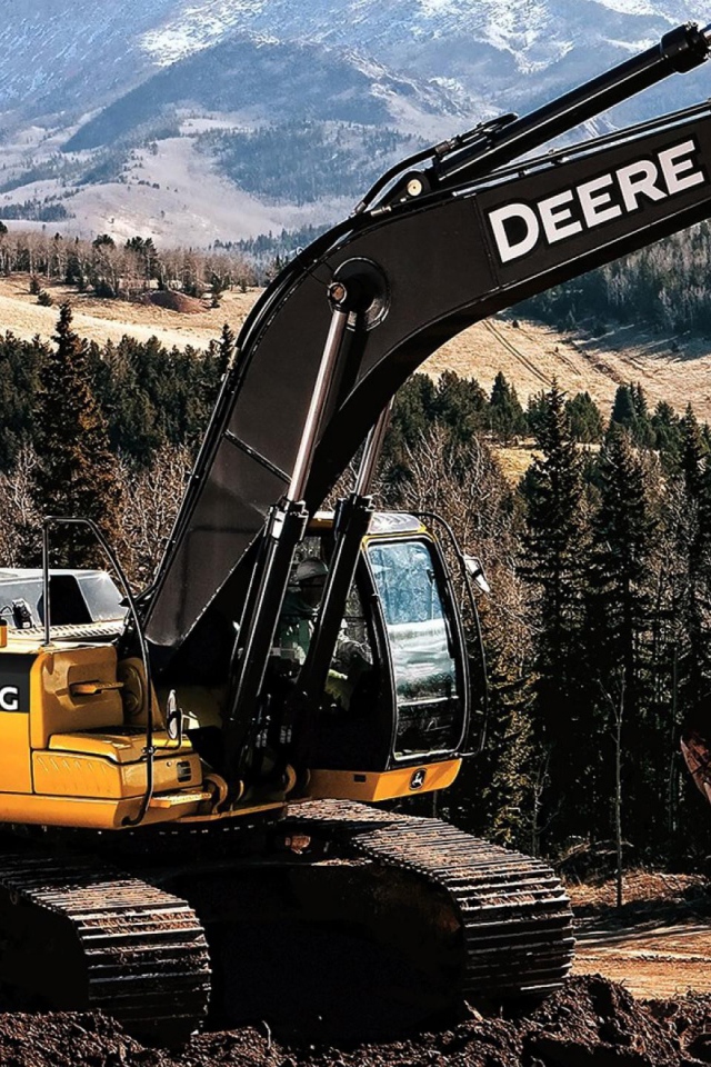 Экскаватор в лесу