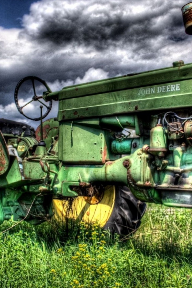 Зеленый трактор в поле