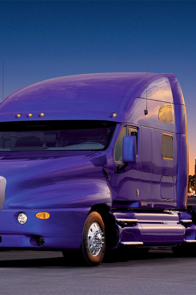 Мощный сиреневый тягач на фоне города