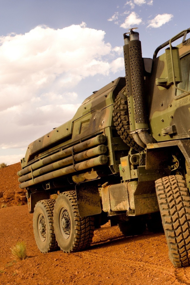 Военный грузовик в пустыне в США