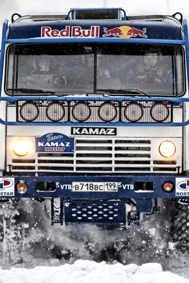 Российский Камаз мчится по снегу