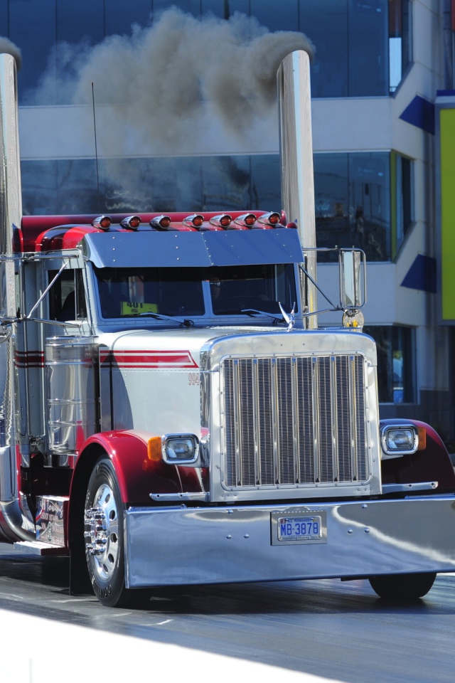 Дым из труб тягача