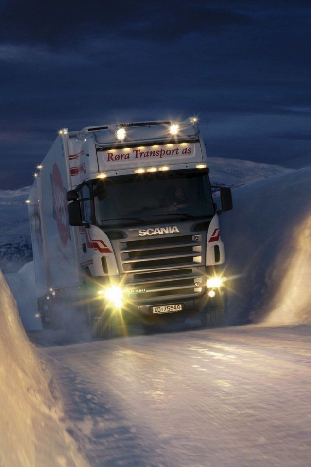 Грузовик на зимней дороге