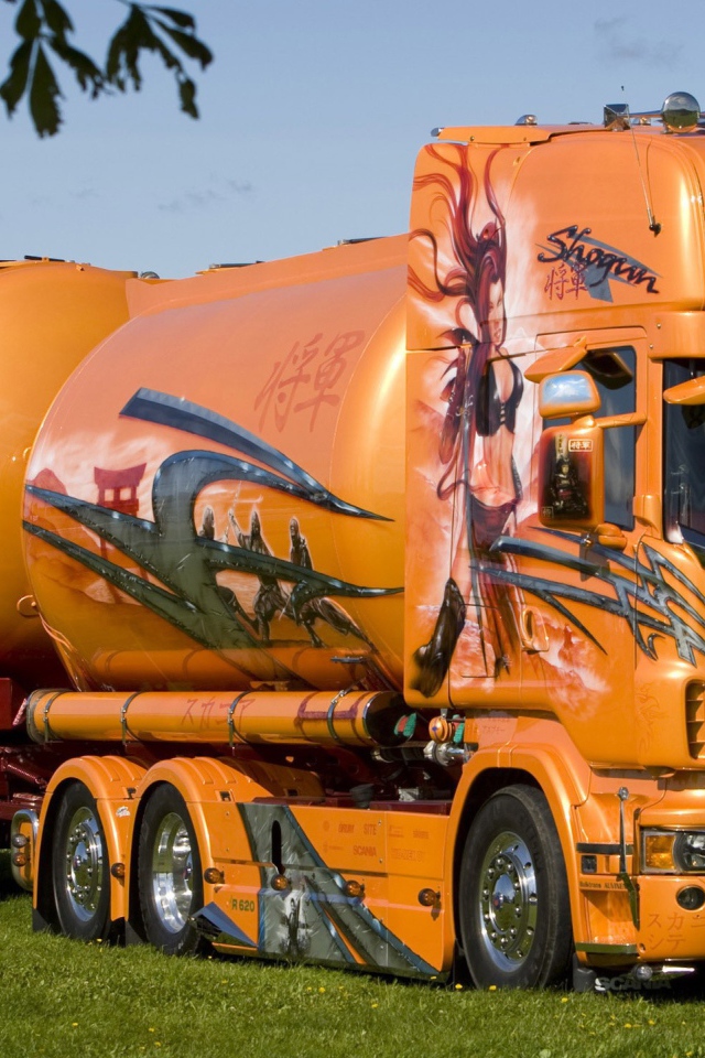 Грузовой автомобиль с цистернами