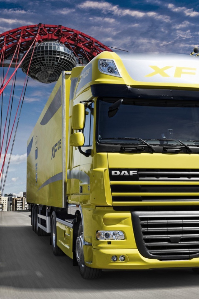 Желтый грузовик ДАФ на мосту