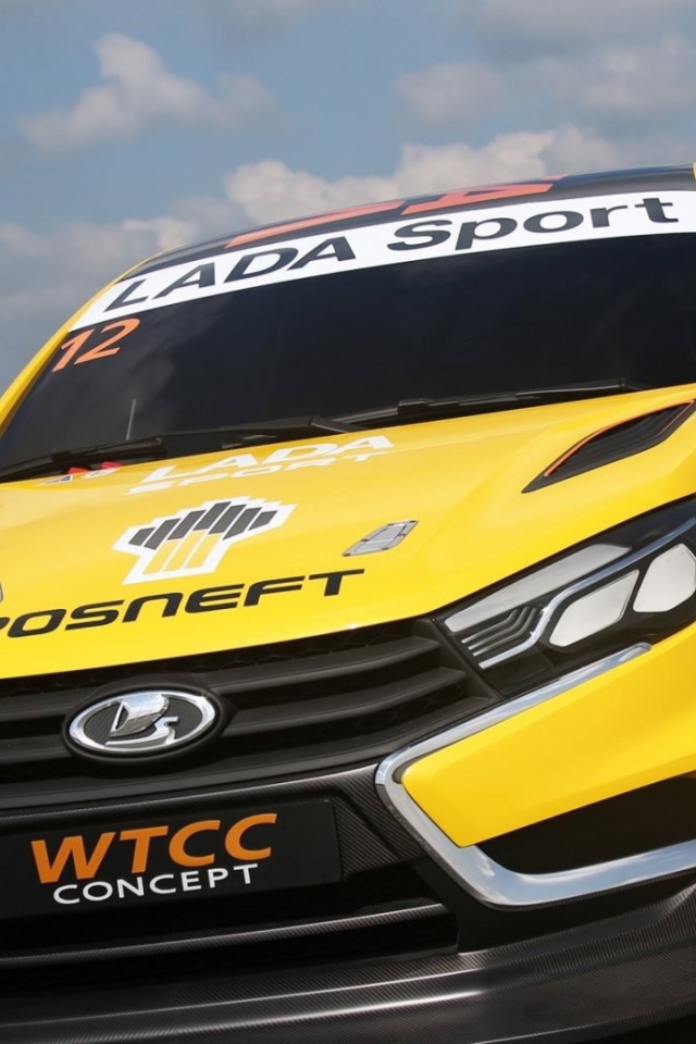 Желтый автомобиль Лада Веста Спорт