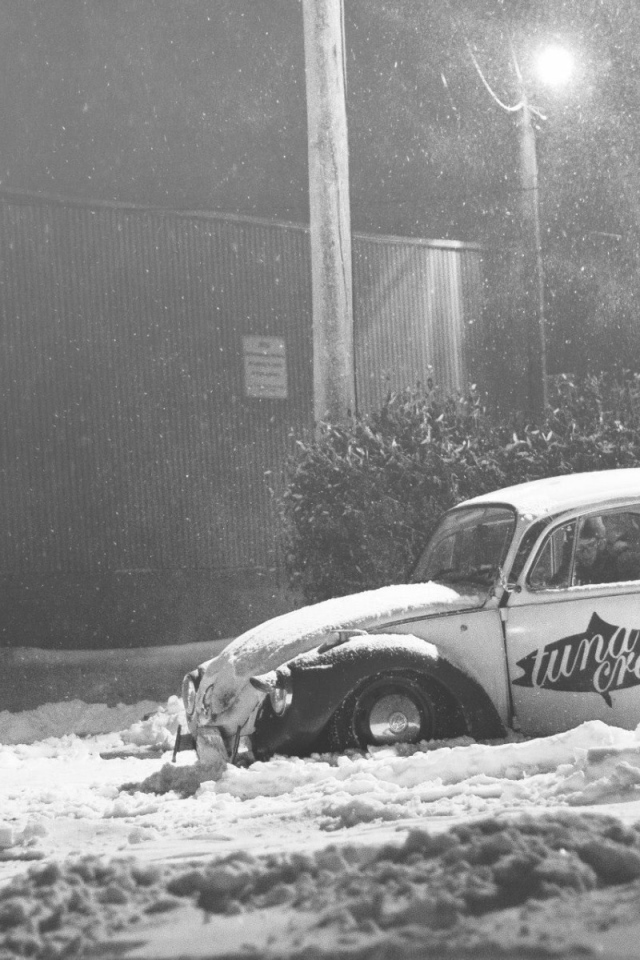 Автомобиль Volkswagen Beetle покрыт снегом