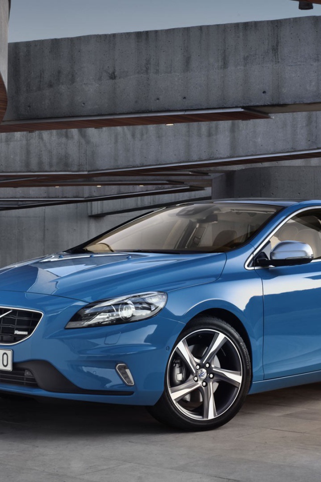 Голубой Volvo на парковке