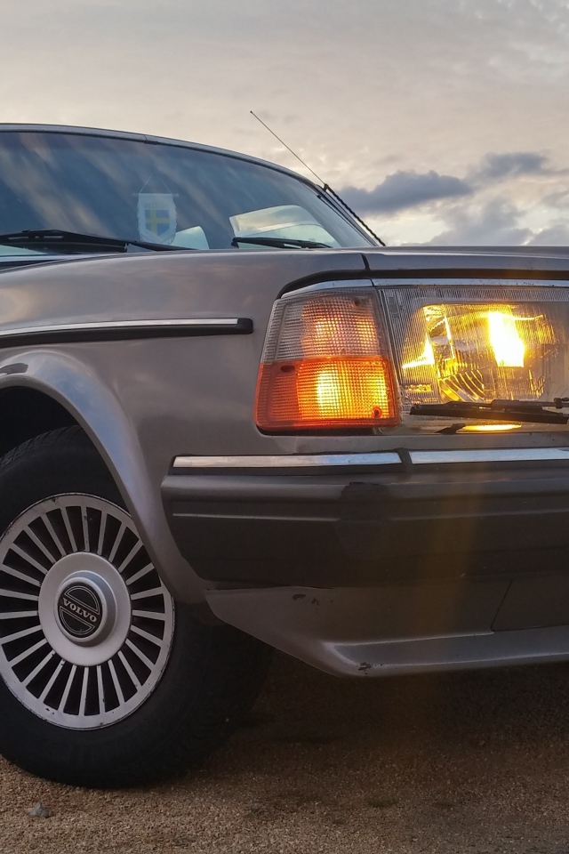 Коричневый автомобиль Volvo 240