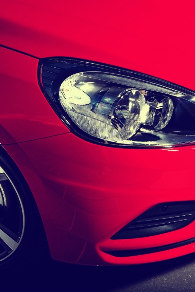 Фары красного авто Volvo