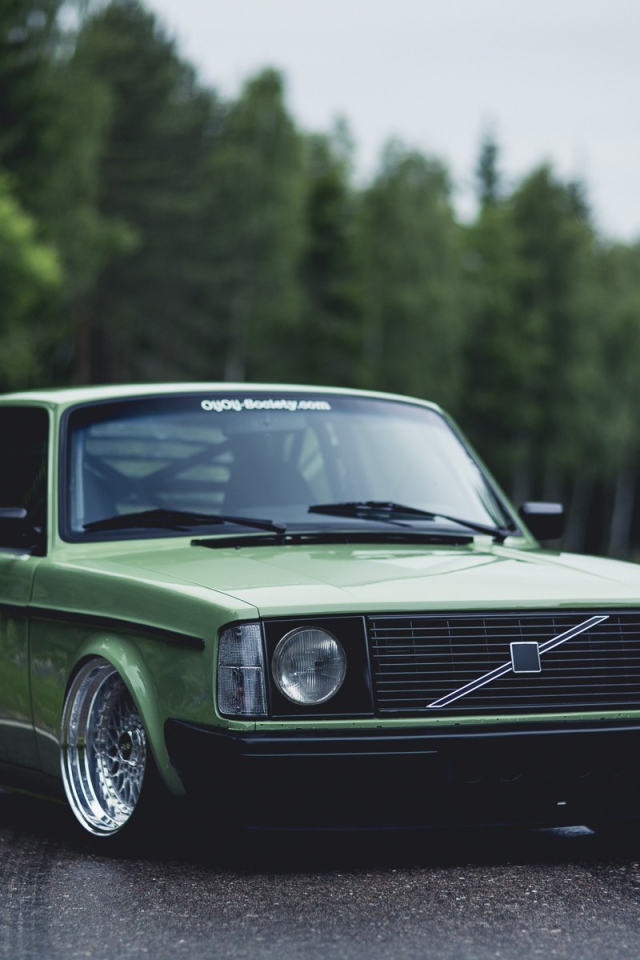 Старый зеленый Volvo на дороге