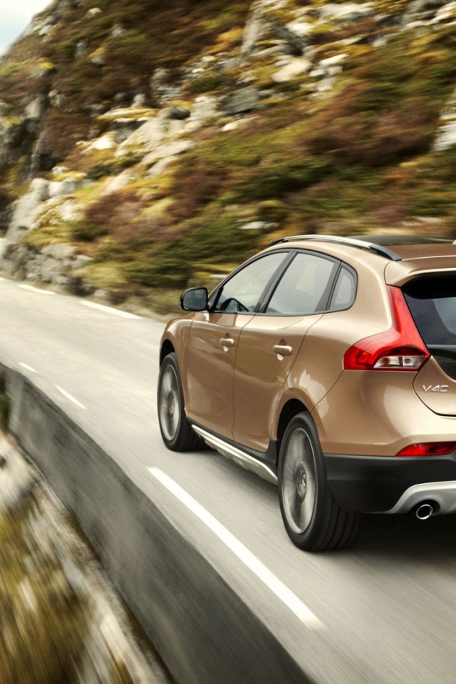 Быстрый Volvo на серпантине