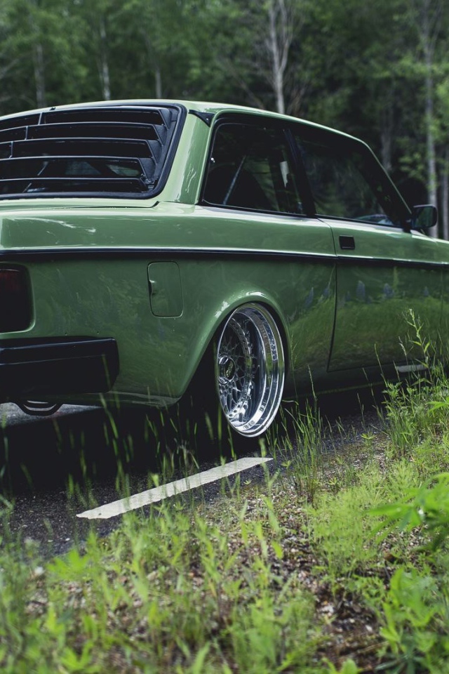 Автомобиль Volvo 240 у обочины