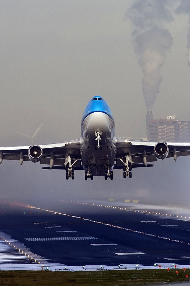 Боинг 747 идет на взлет