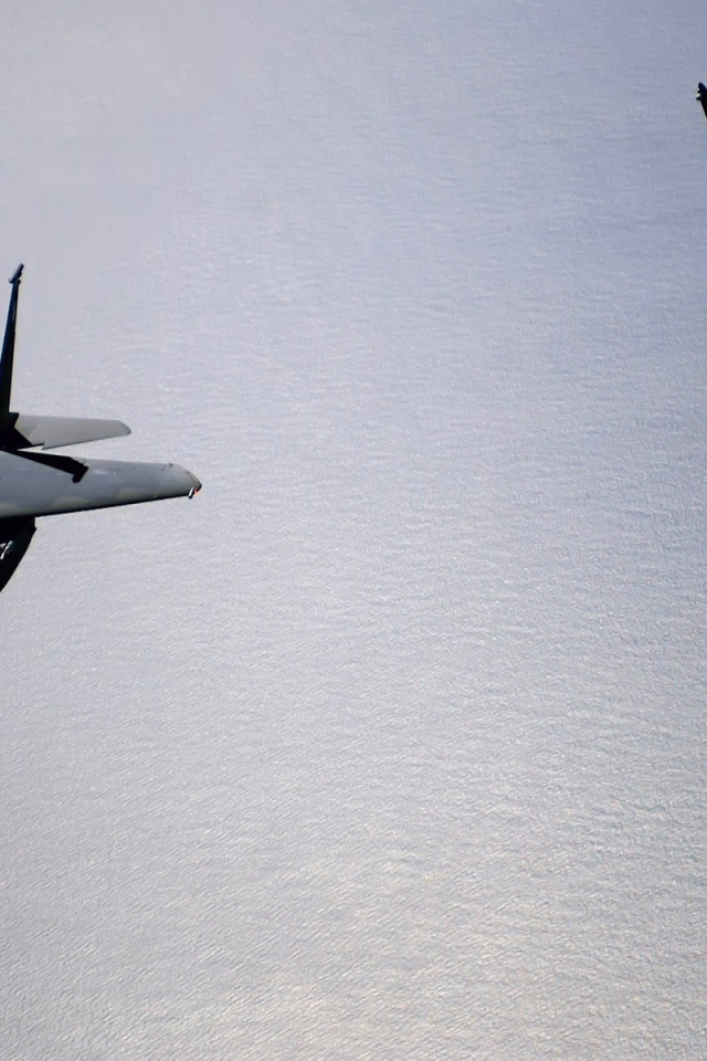 Пара F-15 Eagle над морем