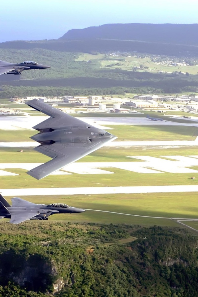 Пара F-15 Eagle сопровождают B-2 Spirit