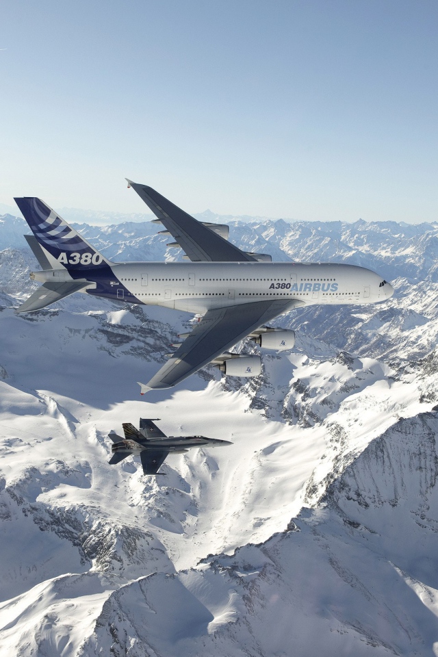 Самолет Airbus A380 над горами