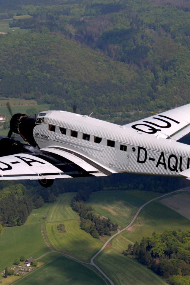 Самолет Junkers Ju 52-3m над полями