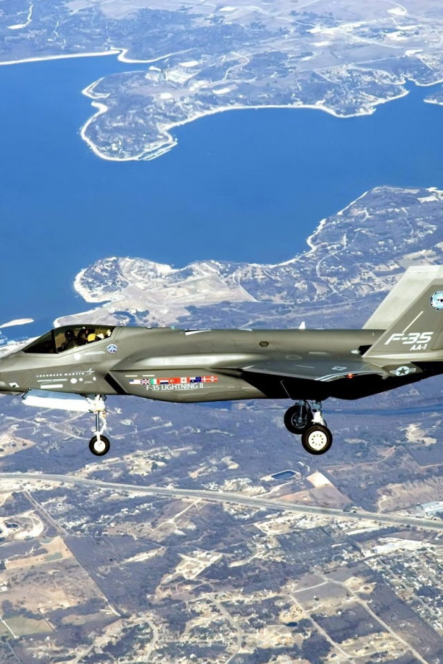 Самолет F-35 Lightning II над городом