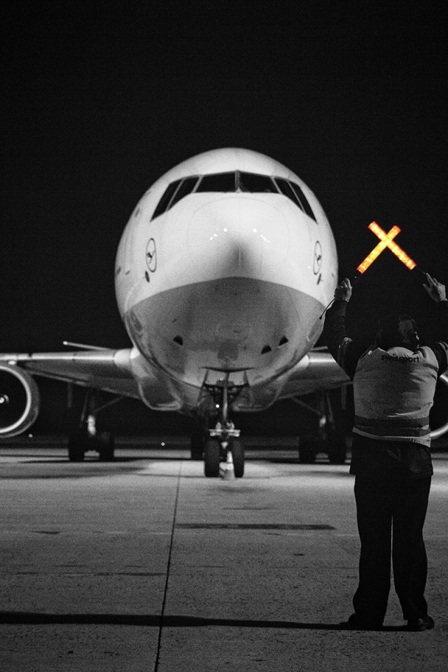 Сотрудник аэропорта помогает пилотам