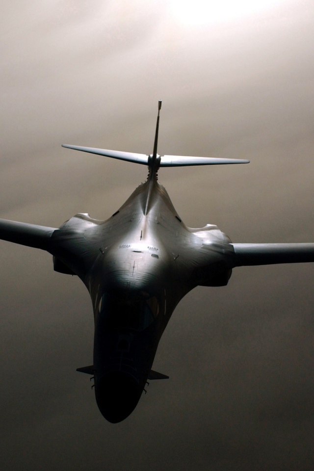 Черный военный самолет Rockwell B-1 Lancer