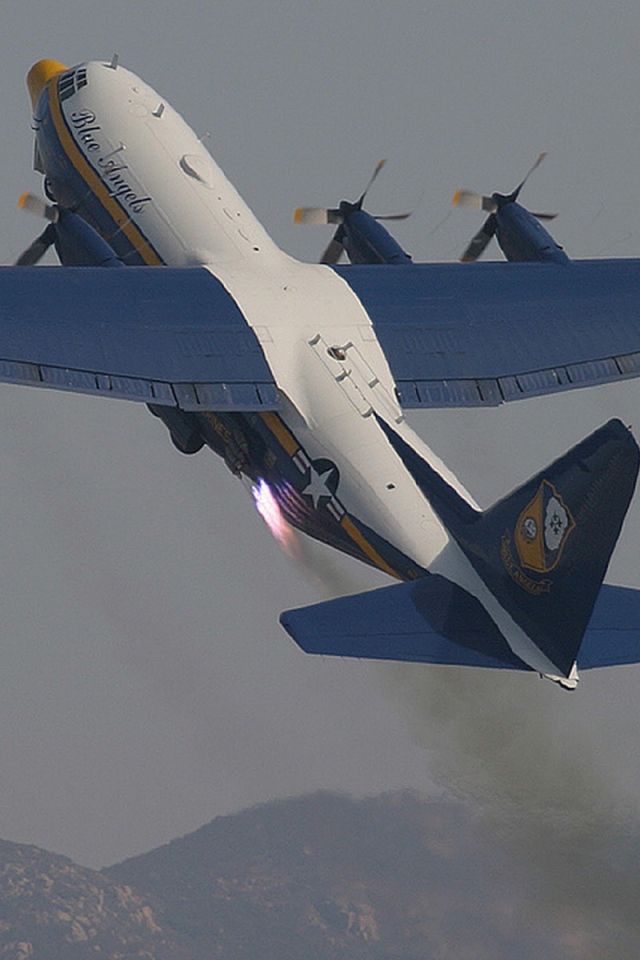 Самолет Голубой ангел выполняет маневр