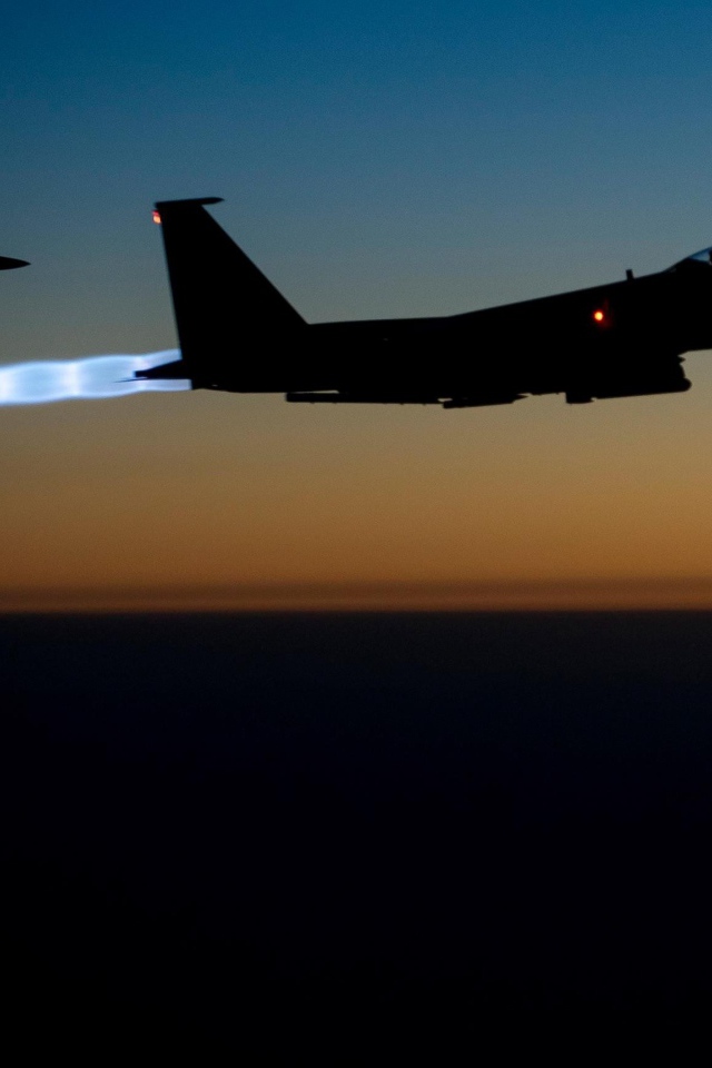 Голубой выхлоп истребителя F-15 Eagle