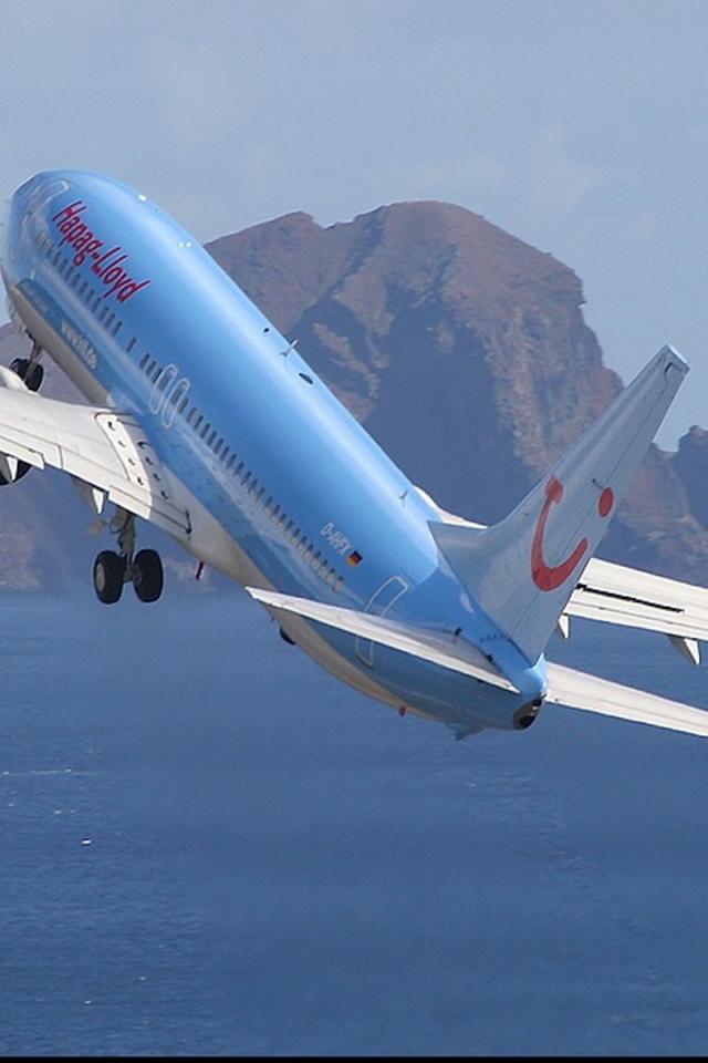 Голубой самолет над заливом