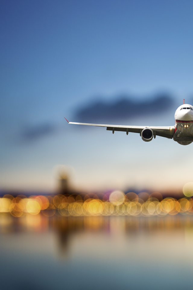 Боинг садится в аэропорту в Японии