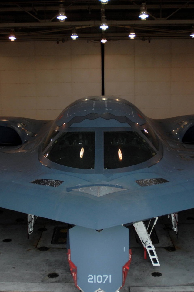 Бомбардировщик B-2 в ангаре