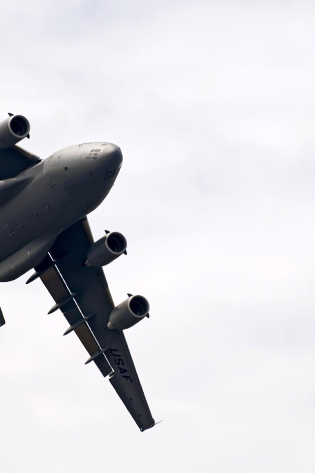 Самолет C-17 Globmaster в небе