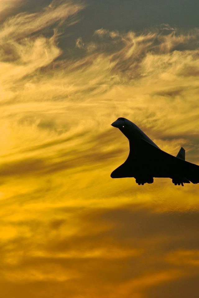 Конкорд на фоне желтых облаков