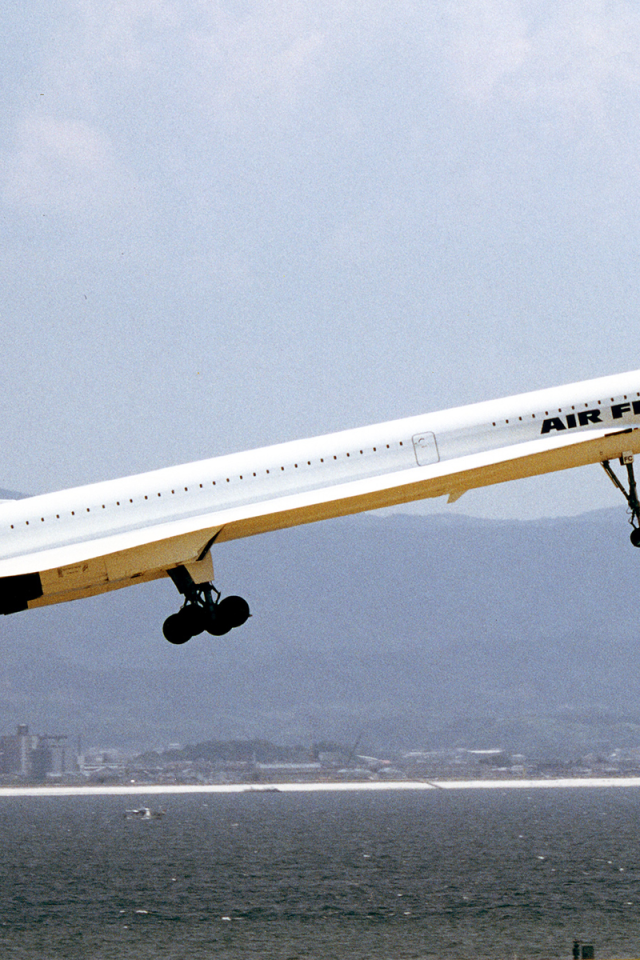 Конкорд над водой залива