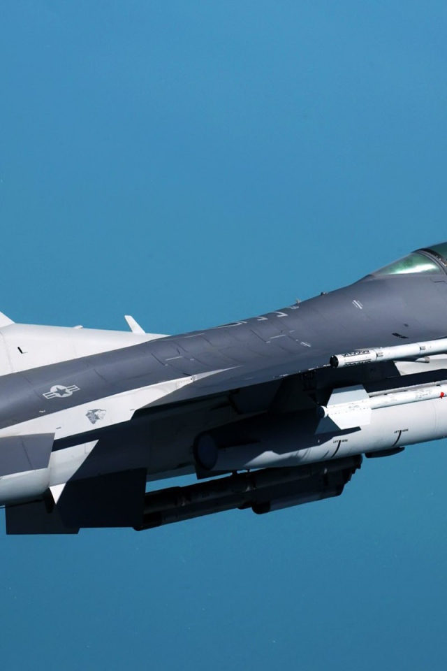 Самолет F-16 на голубом фоне неба