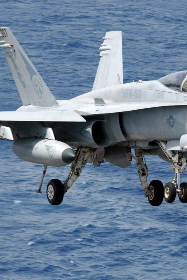 Истребитель F-16 на фоне моря