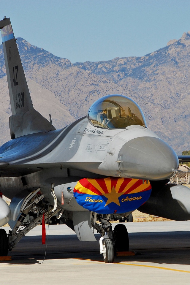 Истребитель на авиабазе в Аризоне
