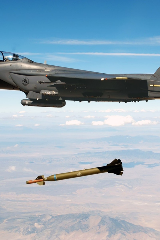 Истребитель F-15 Eagle сбрасывает ракету