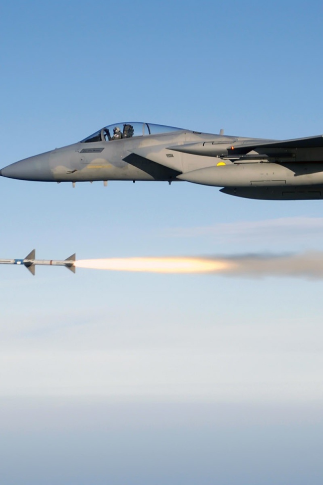 Истребитель F-18 Hornet произвел пуск ракеты