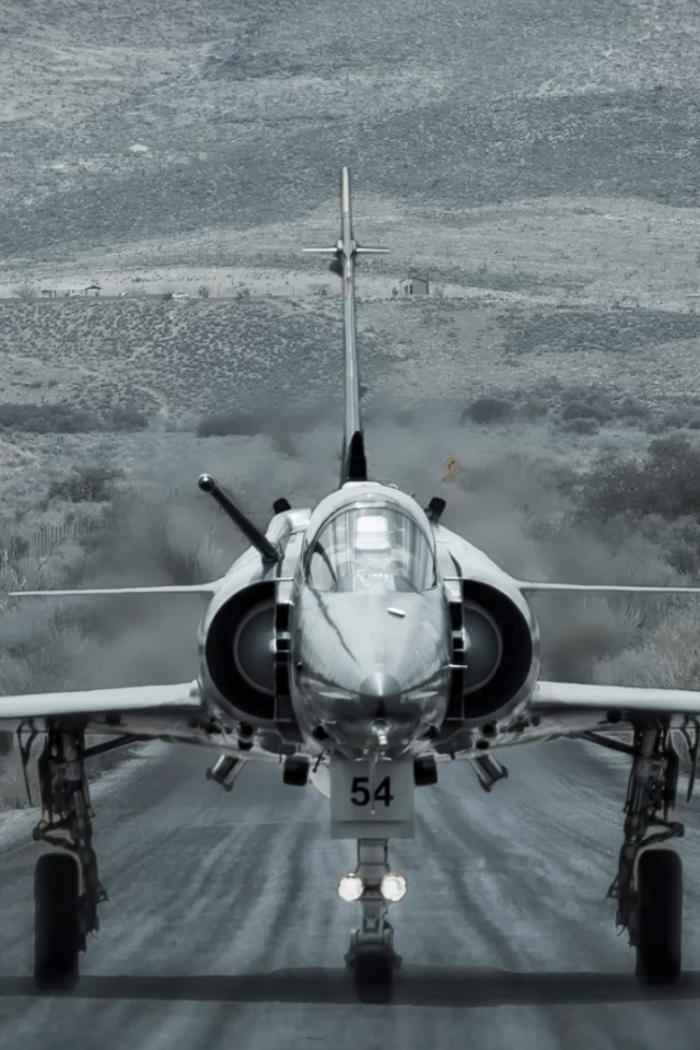 Истребитель на взлетно-посадочной полосе