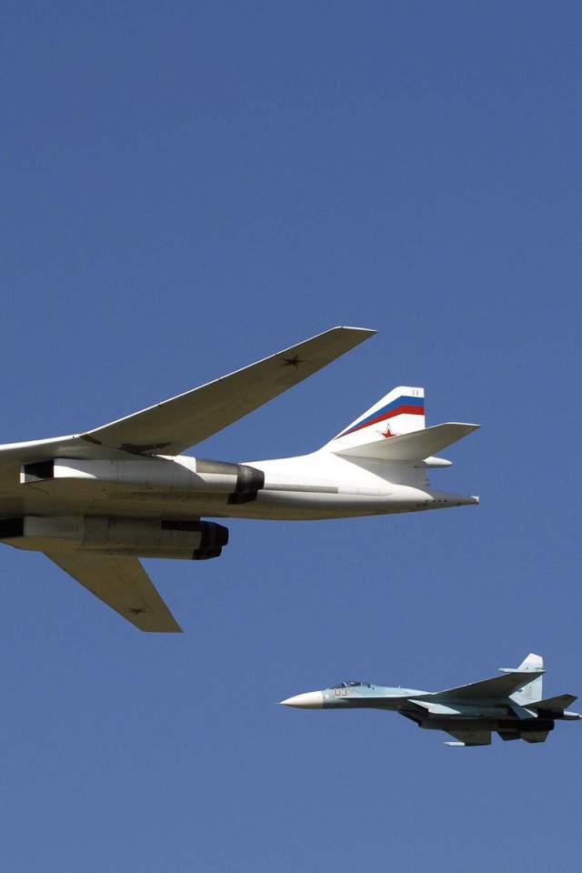 Истребители сопровождают военный самолет ТУ-160