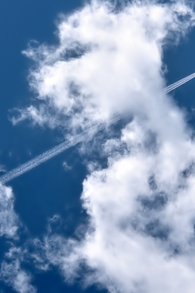 Полет самолета в облаках