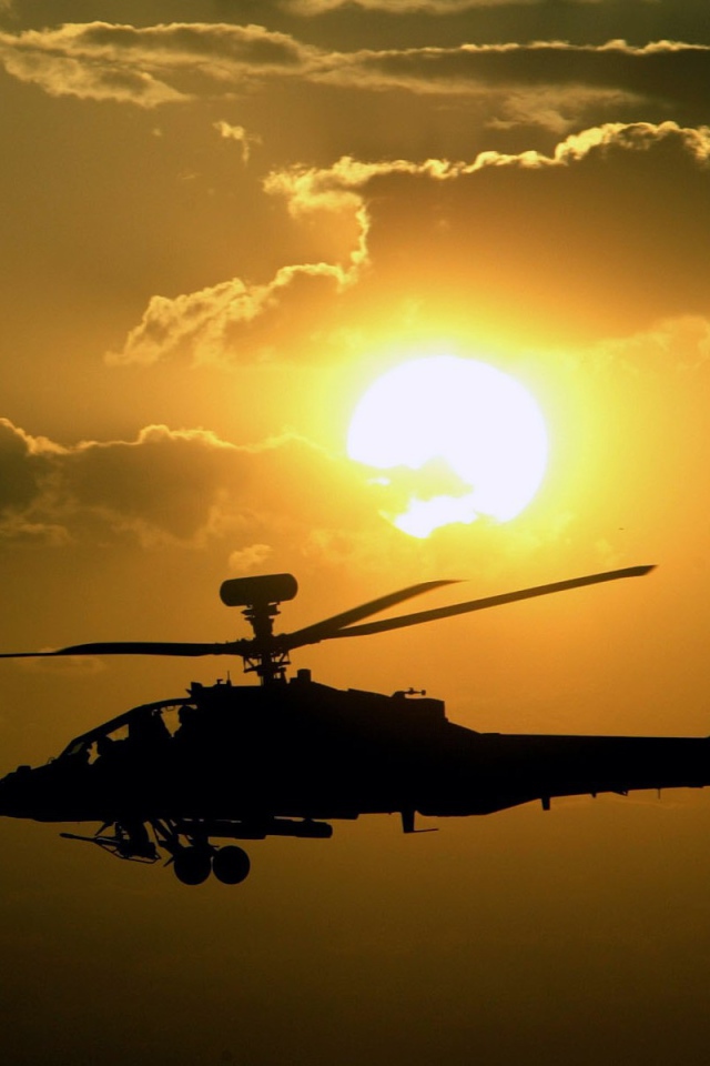 Вертолет AH-64 Apache на фоне солнца