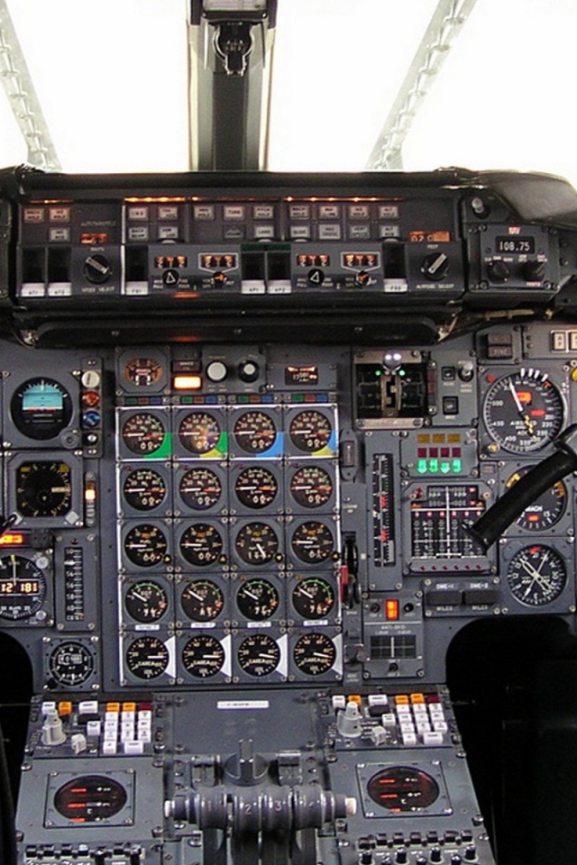 Приборы в кабине современного самолета