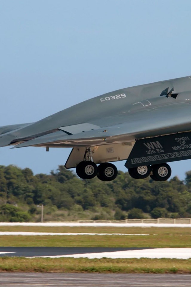 Самолет невидимка B-2 Spirit на взлете