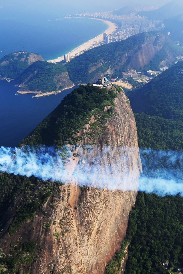 Легкий самолет пролетает над городом