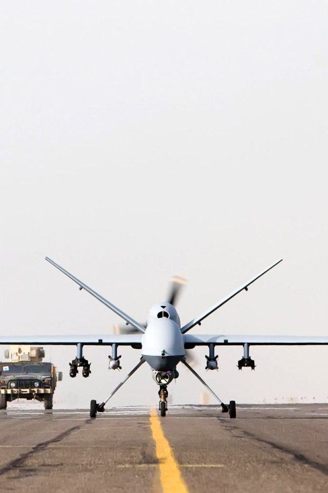 Легкий беспилотный дрон на взлетной полосе